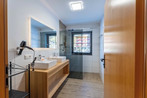 Deluxe Condo, Mountain View | Bathroom - Alpenglück Apartments by we rent (Saalbach)