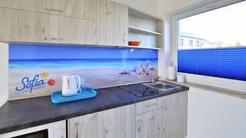 Een koffiezetapparaat/waterkoker, een koelkast, een magnetron