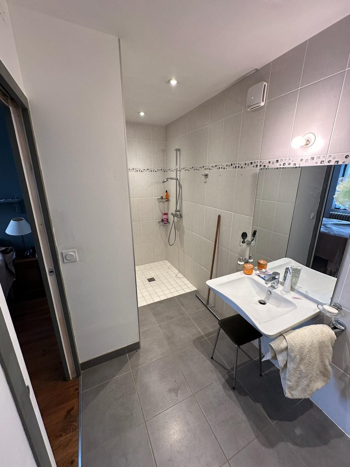 Shower, bidet, towels, soap