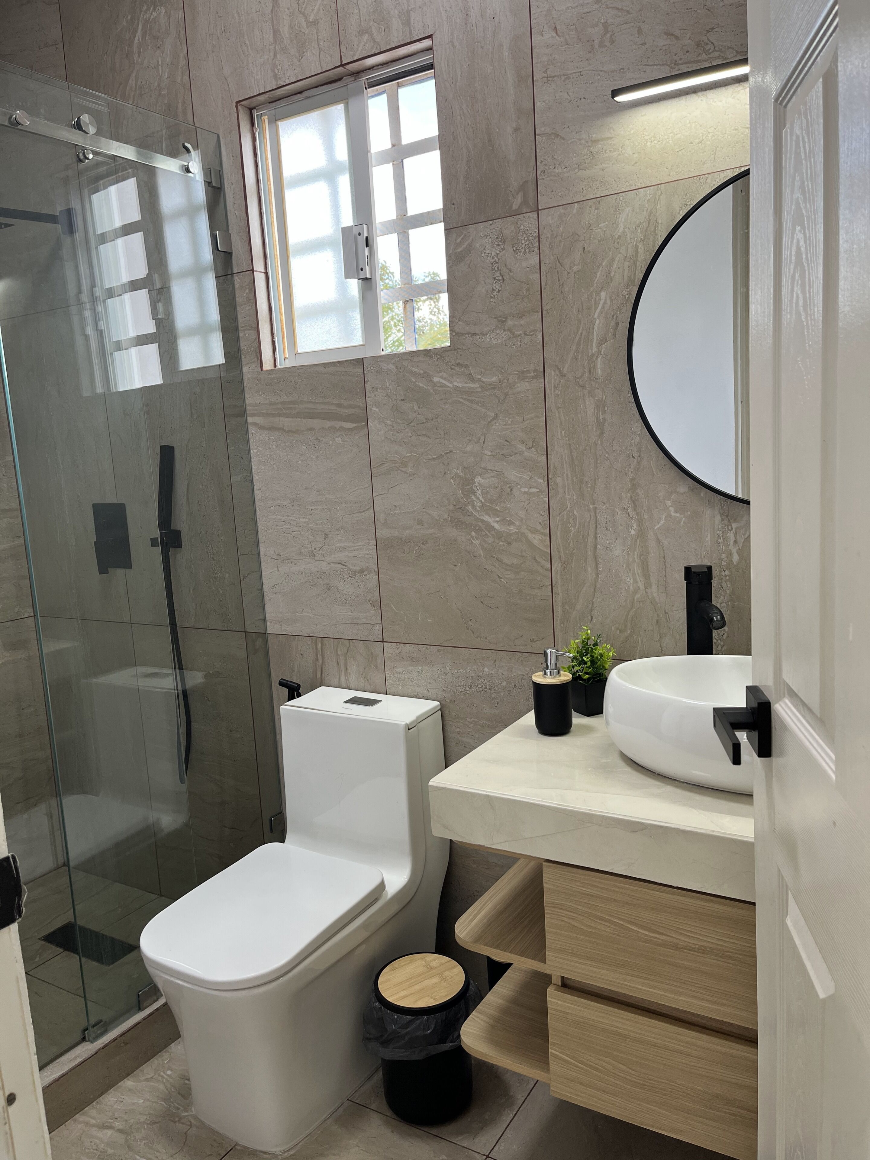 Douche, sèche-cheveux, bidet, serviettes fournies