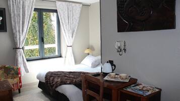 Desk, laptop workspace, iron/ironing board, free WiFi