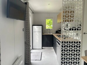 Kühlschrank, Mikrowelle, Herdplatte, Geschirrspüler