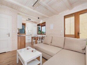 Ein modernes Interieur mit Essbereich, Küche und einer Sitzecke.