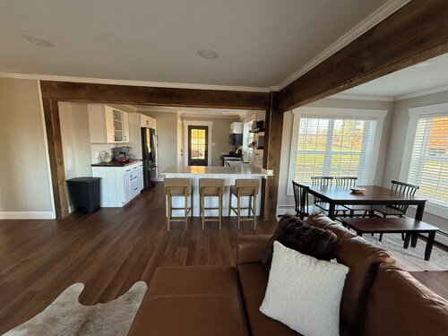 Pa’s House is an enjoyable, entirely remodeled, 2-bedroom farmhouse near Anna.