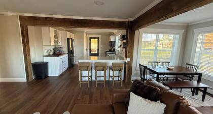 Pa’s House is an enjoyable, entirely remodeled, 2-bedroom farmhouse near Anna.