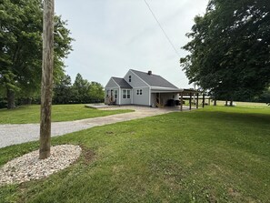 Unclassified image, 5 of 33, button - Pa’s House is an enjoyable, entirely remodeled, 2-bedroom farmhouse near Anna. (Anna)