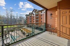 Property grounds - 🏔 Baskins Creek 112 - Fireplace - Private Balcony - Steps to Downtown 🌲 (Gatlinburg)
