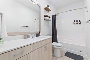 Douche, sèche-cheveux, serviettes fournies, shampoing