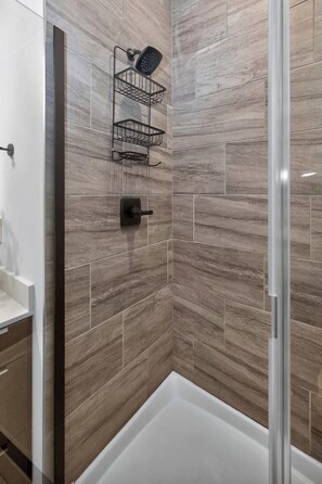 Shower, hair dryer, towels, shampoo - Studio to Downtown w Rooftop (Cincinnati)