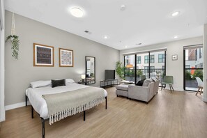 Desk, iron/ironing board, WiFi, bed sheets - Studio to Downtown w Rooftop (Cincinnati)