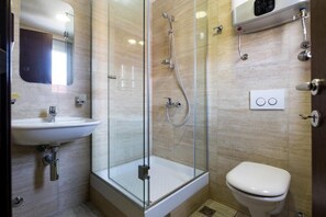 Hair dryer, towels, soap, toilet paper - Double Room with AC in Charming Đenovići (Đenovići)