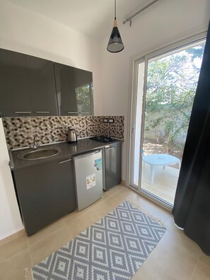 Standard Studio Suite, Garden View | Private kitchen - Résidence Carmela (La Soukra)
