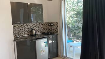 Studiosvit Standard - utsikt mot trädgården | Eget kök