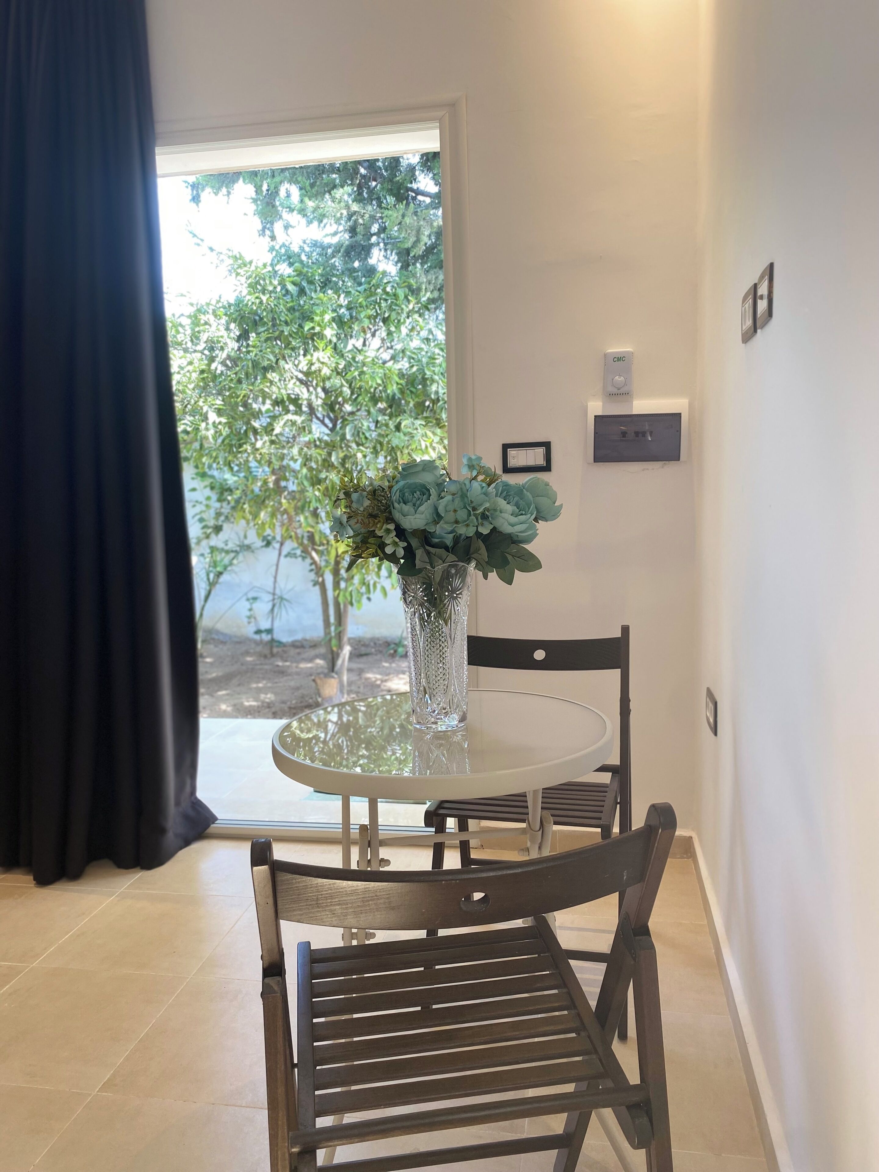 Studiosvit Standard - utsikt mot trädgården | Restauranger