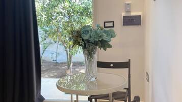 Studiosvit Standard - utsikt mot trädgården | Restauranger