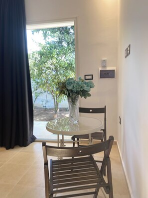 Studio Suite Standar, pemandangan kebun | Tempat makan