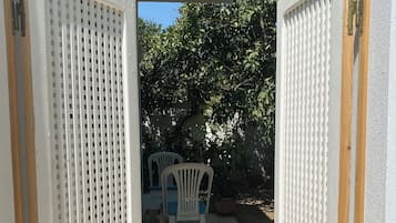 Studio Suite Standar, pemandangan kebun | Tempat makan outdoor