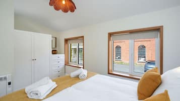 Iron/ironing board, internet, bed sheets