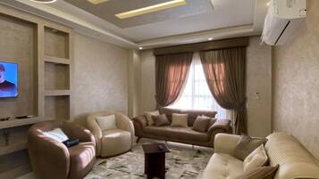 Familielejlighed - udsigt til have | Opholdsområde