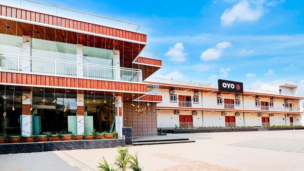 A hotel with a modern design, featuring multiple balconies and a spacious outdoor area with potted plants. - Townhouse Jaganpura Crossway Patna (Patna)