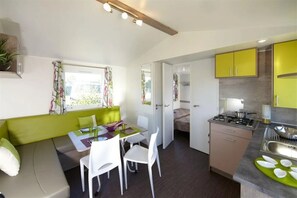 Fridge, microwave, stovetop, toaster - Camping 4 étoiles - Parc aquatique - eeidff (Valras-Plage)