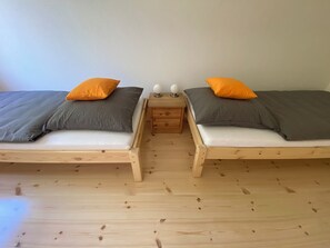 2 Schlafzimmer, Reisekinderbett, kostenloses WLAN, Bettwäsche