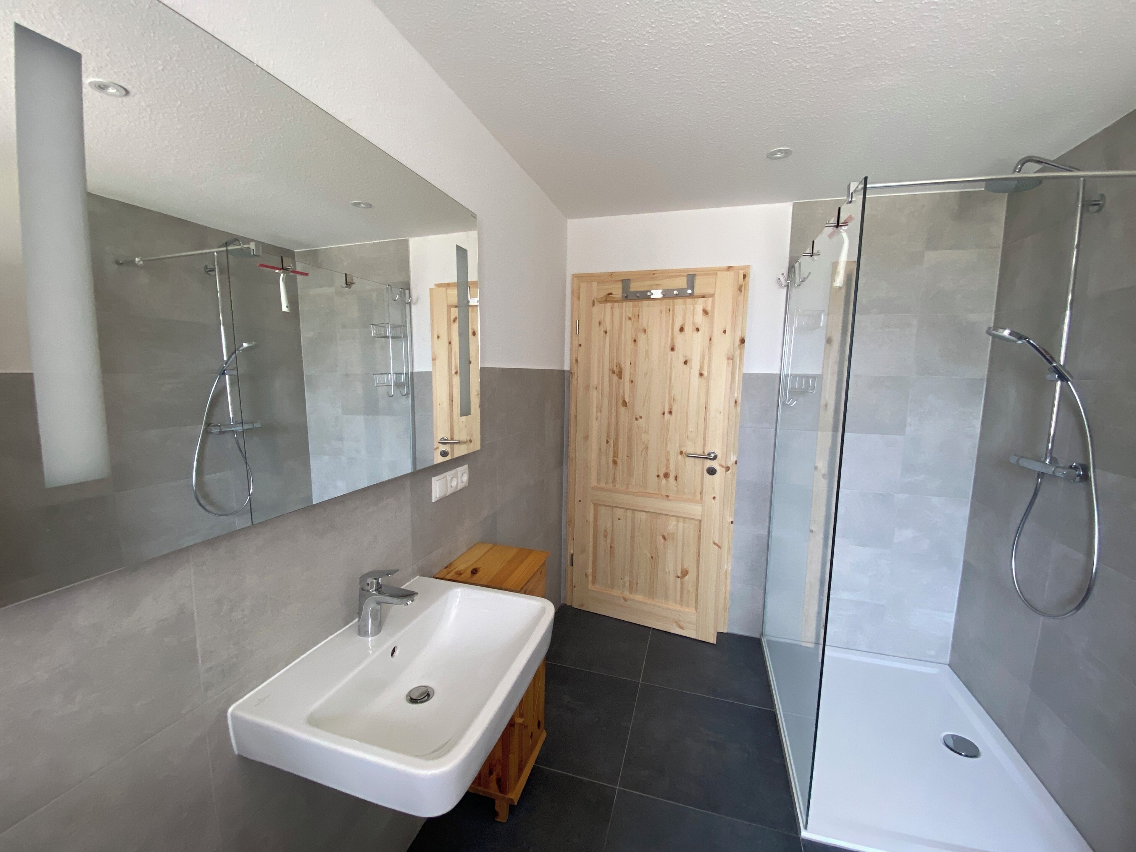 Douche, serviettes fournies, papier toilette