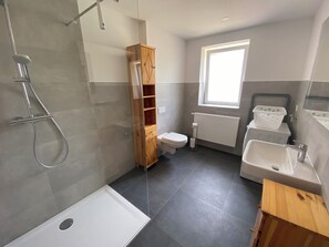 Douche, serviettes fournies, papier toilette