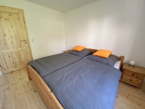 2 bedrooms, travel cot, free WiFi, bed sheets