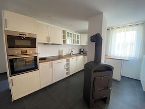 Kühlschrank, Mikrowelle, Herdplatte, Geschirrspüler