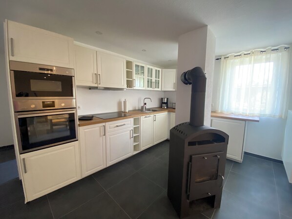 Kühlschrank, Mikrowelle, Herdplatte, Geschirrspüler