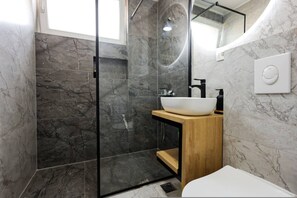 Hair dryer, towels - KVR City Center Modern Apartment (Prishtina)