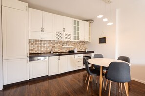 Fridge, oven, stovetop, dishwasher - KVR Modern 2-Bedroom City Center Apartment (Prishtina)