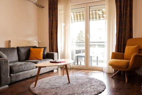 KVR Modern 2-Bedroom City Center Apartment