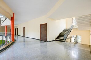Ein geräumiger Innenbereich mit Treppe, Tür und Geländer.