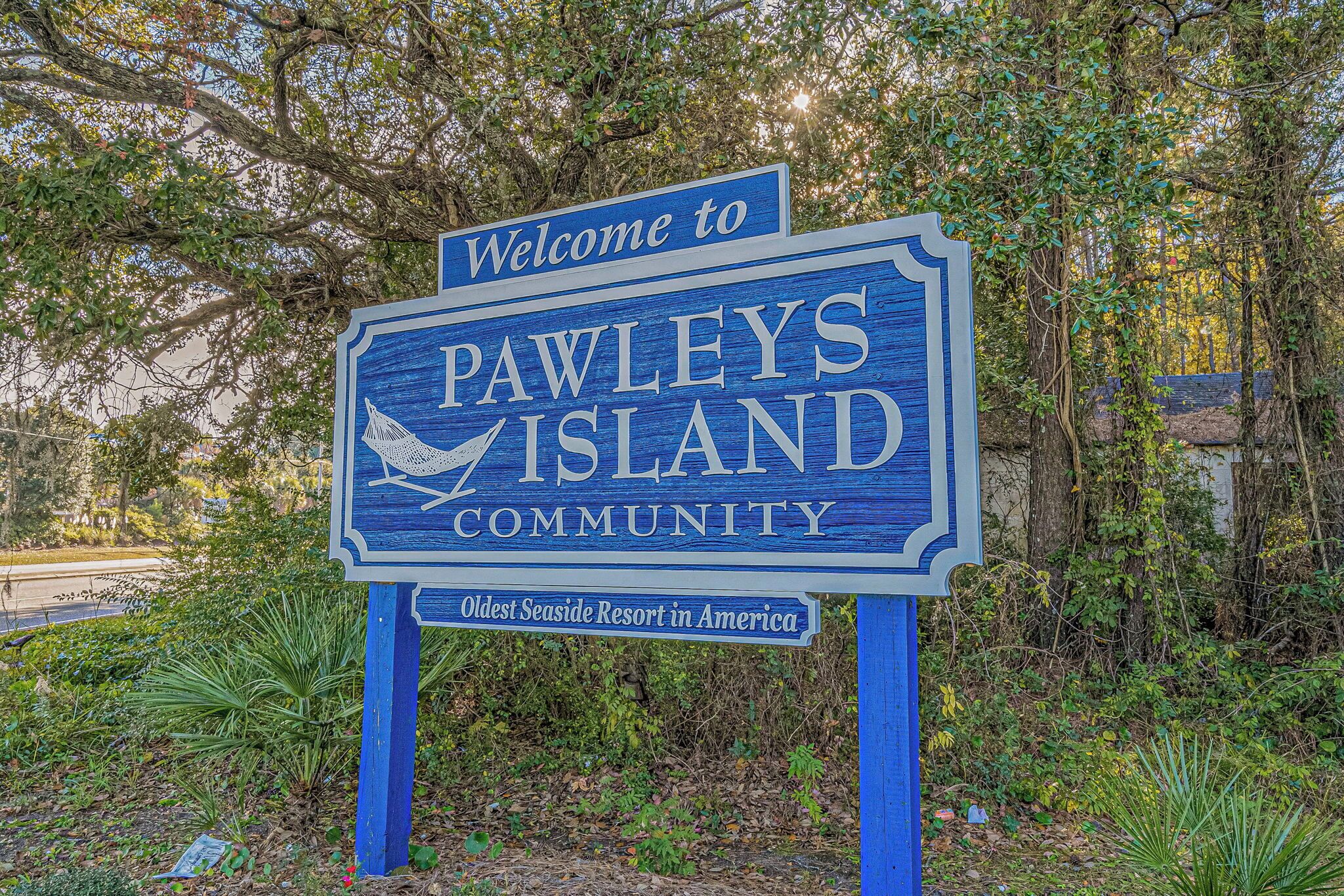 Une pancarte accueillant les visiteurs de Pawleys Island et soulignant que cet endroit est la plus ancienne station balnéaire des États-Unis.
