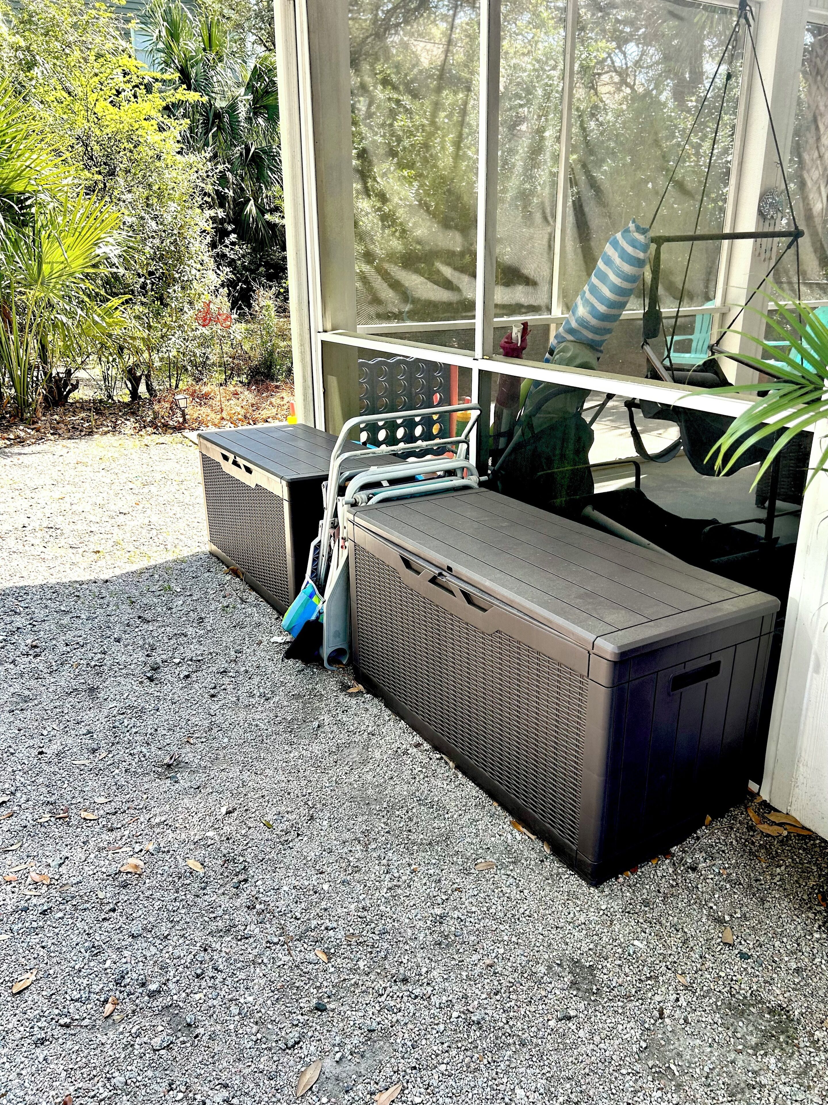 Une pièce avec une grande fenêtre, un lit, une petite table et une chaise.