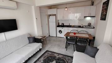 Appartamento Standard, vista montagna | Area soggiorno | TV