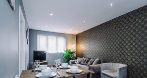 Dining - Stylish 2Bed City Centre Apt - Sleeps 04 - Parking (Lancashire)