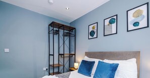 Desk, iron/ironing board, WiFi, bed sheets - Stylish 2Bed City Centre Apt - Sleeps 04 - Parking (Lancashire)