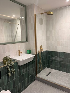 Bathroom - Luxury 2bd apt, city centre, Wi-Fi, Smart TV (Birmingham)