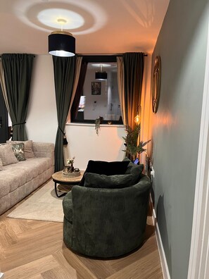 Living area - Luxury 2bd apt, city centre, Wi-Fi, Smart TV (Birmingham)