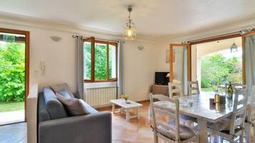 Cottage | Dining