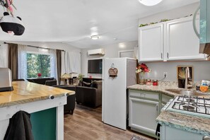 Fridge, microwave, oven, dishwasher - NEW! Forest Cabin | Russian River | Nature Retreat (Forestville)