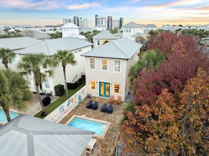 Exterior - 4 mins walk to BEACH/SHOPS! Pool! Game Room! (Miramar Beach)
