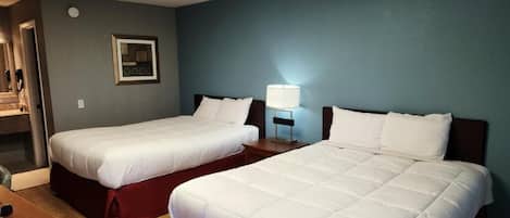Habitación doble | Ropa de cama de alta calidad y escritorio
