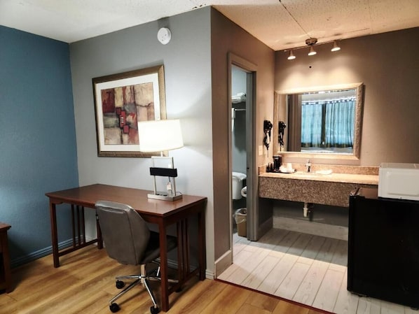 Double Room | Bathroom | Hair dryer, towels, soap, shampoo