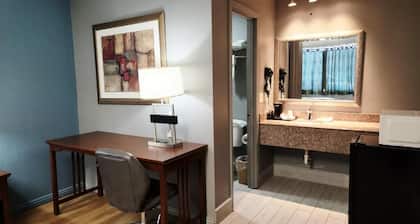 EXECUTIVE INN