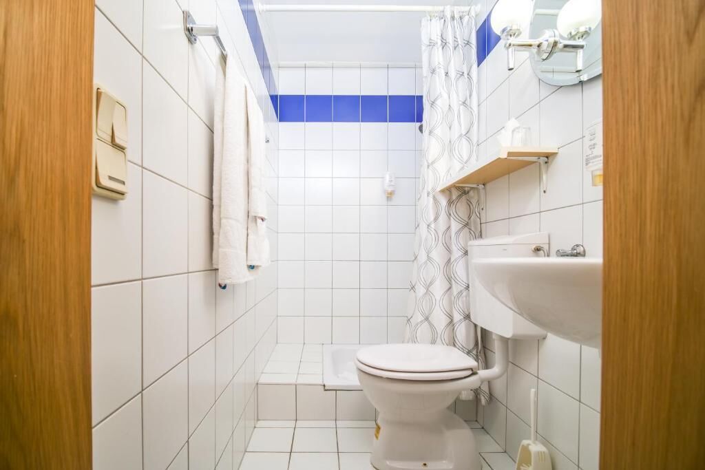 Basic-Zweibettzimmer | Badezimmer | Dusche, Handtücher, Seife, Shampoo