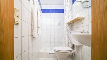 Basic-Zweibettzimmer | Badezimmer | Dusche, Handtücher, Seife, Shampoo